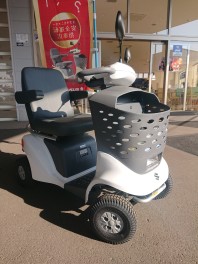 新型セニアカー発売記念、ウインドブレーカープレゼント。